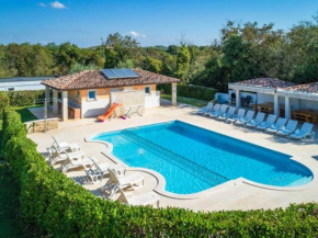 Gorgeous Mobile Home in Banjole with Swimming Pool